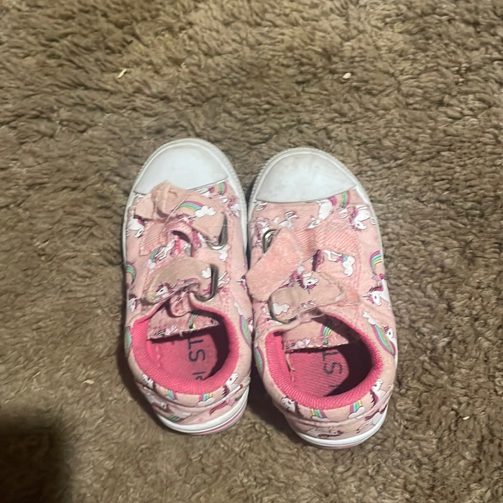 Pink shoes with unicorns are there